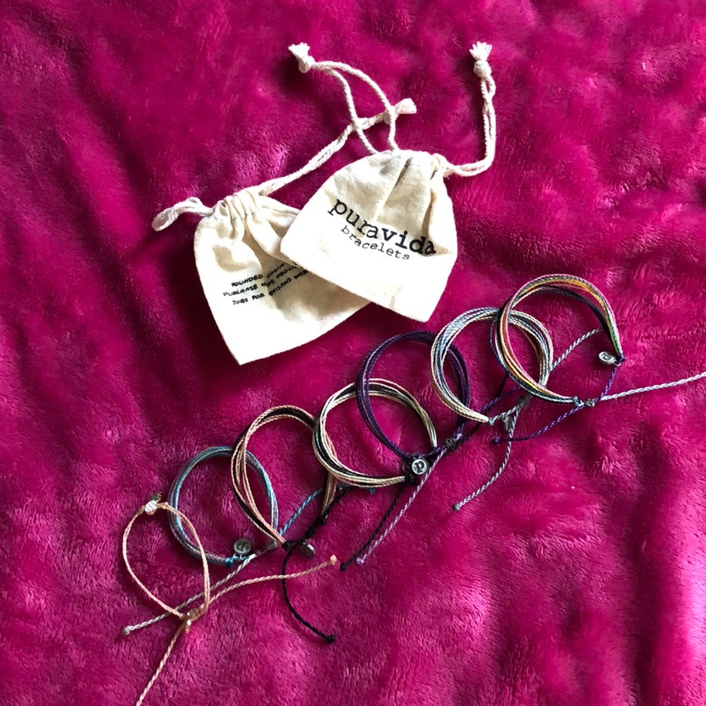 lot of pura vida bracelets!
